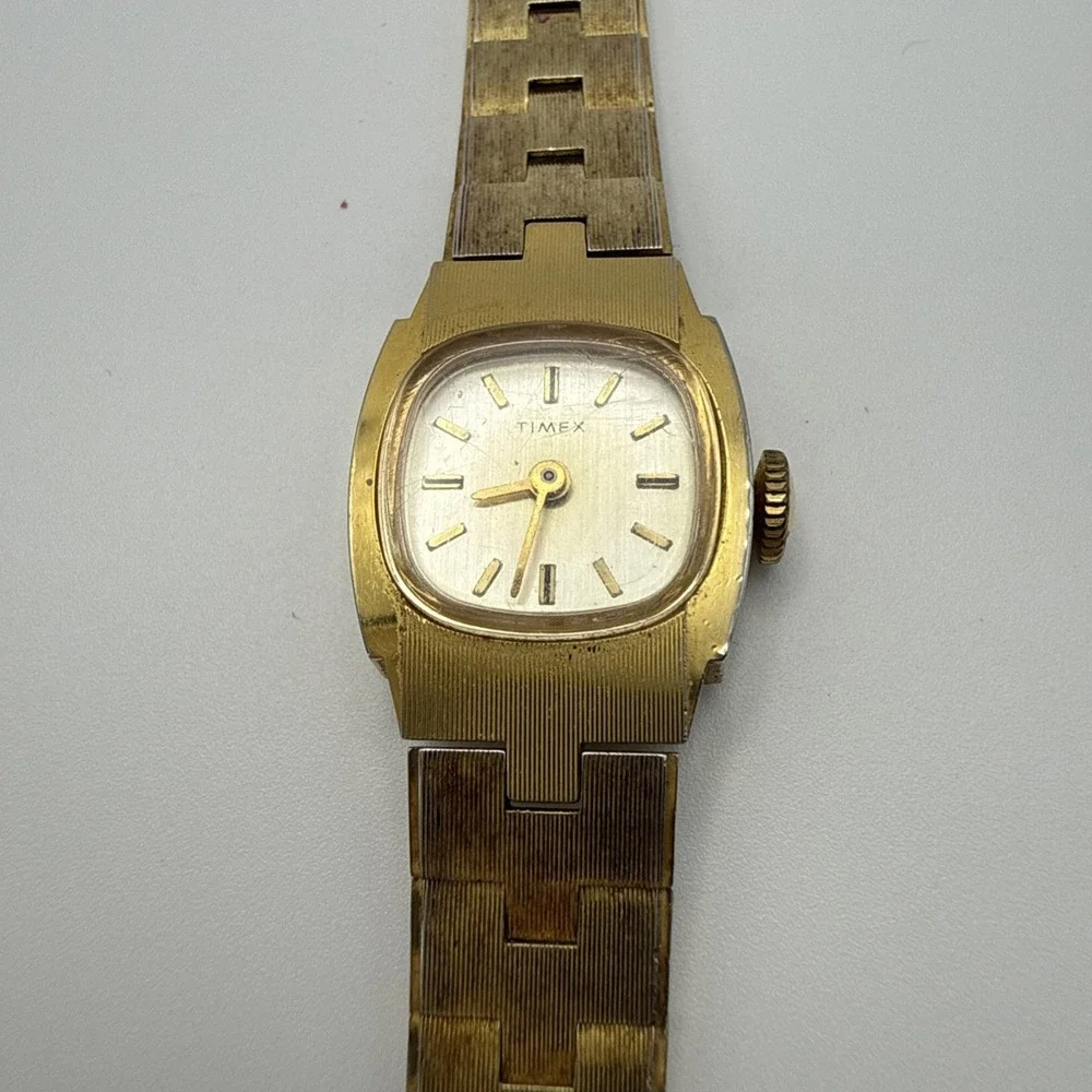 Vintage Timex Mechanical Women's Watch 18mm Gold Tone* Winds, Runs, Keeps Time !